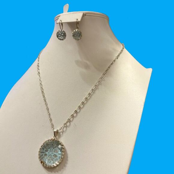 Vintage Avon Blue Lattice Pendant & Earrings Set - Picture 6 of 8